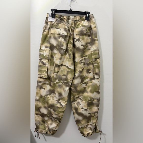 New $105 Nike Sportswear Mid-Rise Camo Cargo Pants - Womens Medium HM9015-104 - Picture 4 of 6